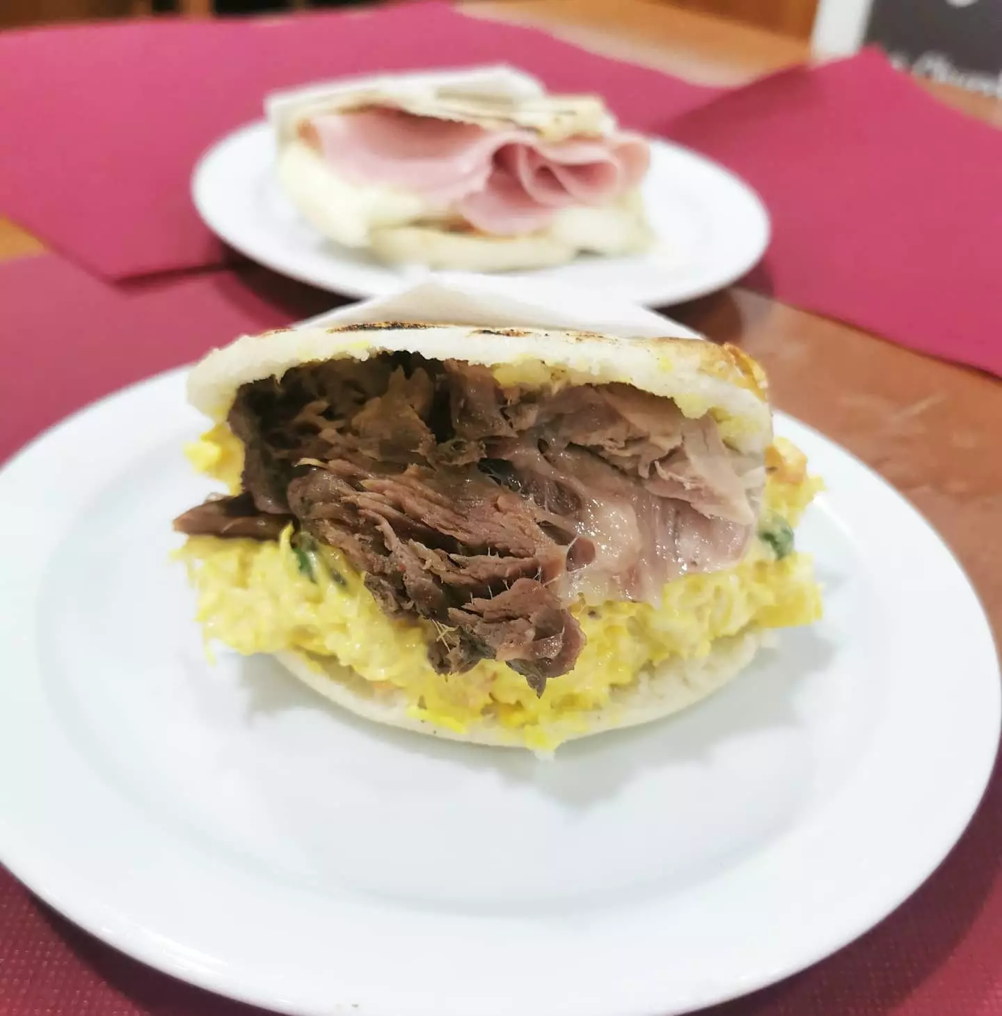 Arepa wieprzowa z sałatką z kurczaka z La Churre