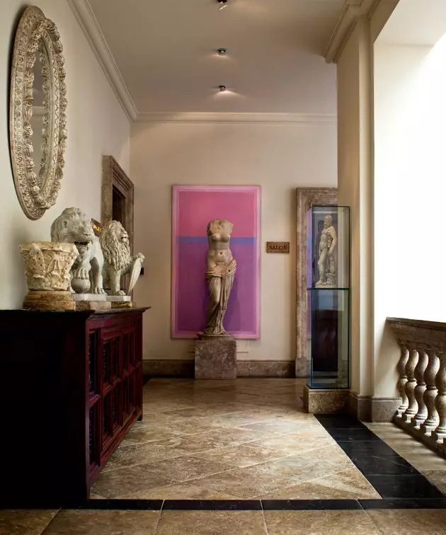 2,000 works of art in its corridors, is it Marbella or Uffizi