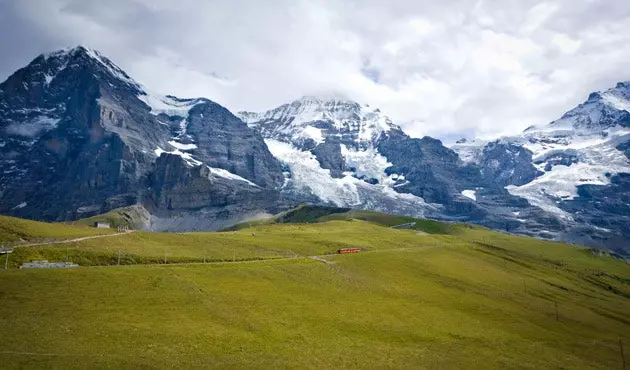 Cette petite chose que tu vois entre les montagnes c'est le train