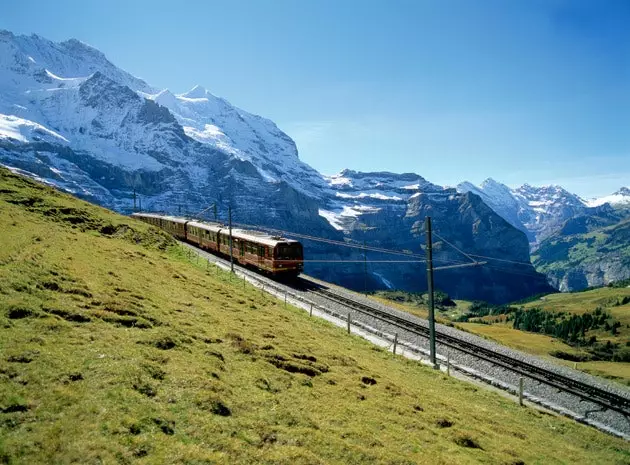 Tóg an Jungfrau ar an traein plean maith