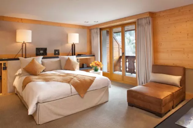 Salah satu dari tiga suite penthouse di Grand Hotel Park Gstaad