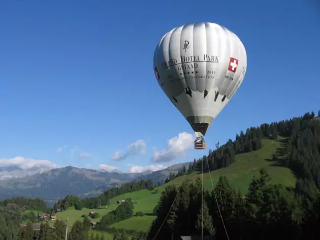 Saanenlandes ielejas šķērsošana gaisa balonā ir neaizmirstama pieredze