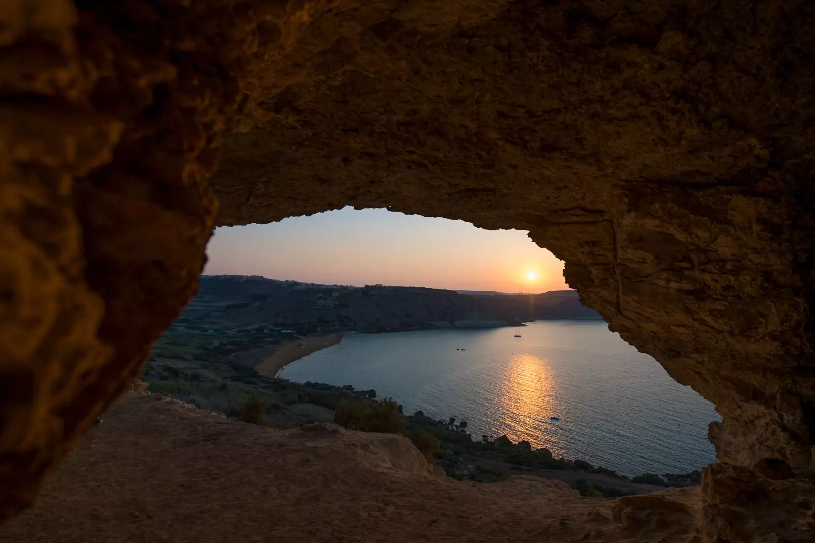 Tal blandade grotta.