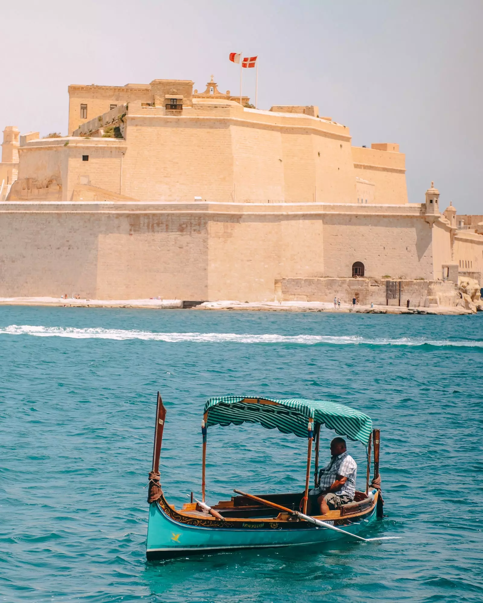 Dgħajsa pred trdnjavo San Telmo.