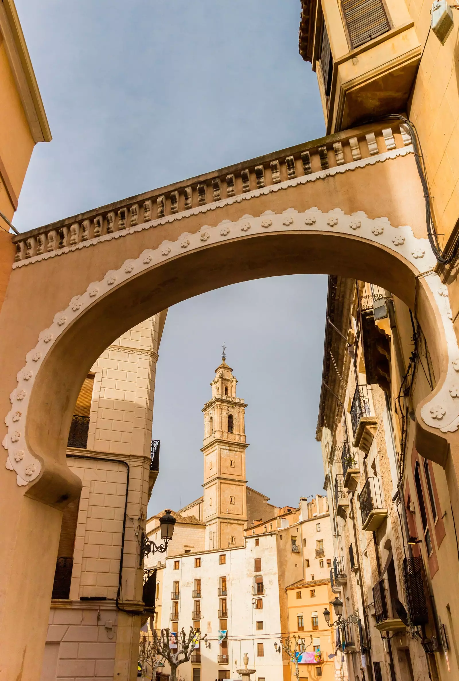 Pintu masuk ke alun-alun Sant Vicent Bocairent