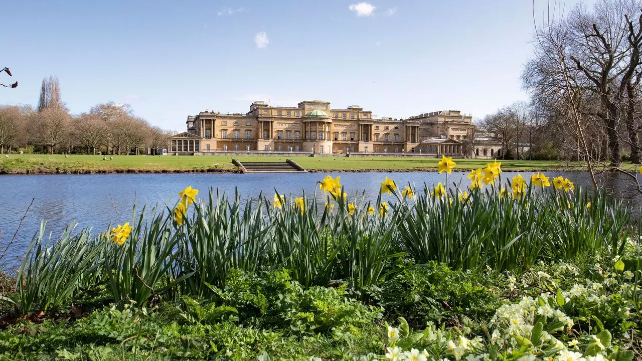 Elizabeth II membuka Taman Istana Buckingham untuk pertama kalinya dalam sejarahnya