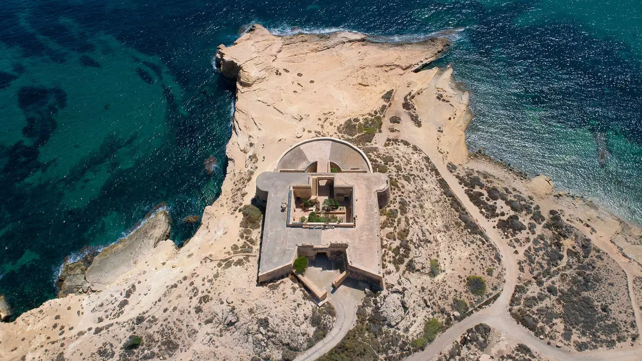 Caisleán Cabo de Gata nach féidir le ceannaitheoir a aimsiú: stair San Ramón