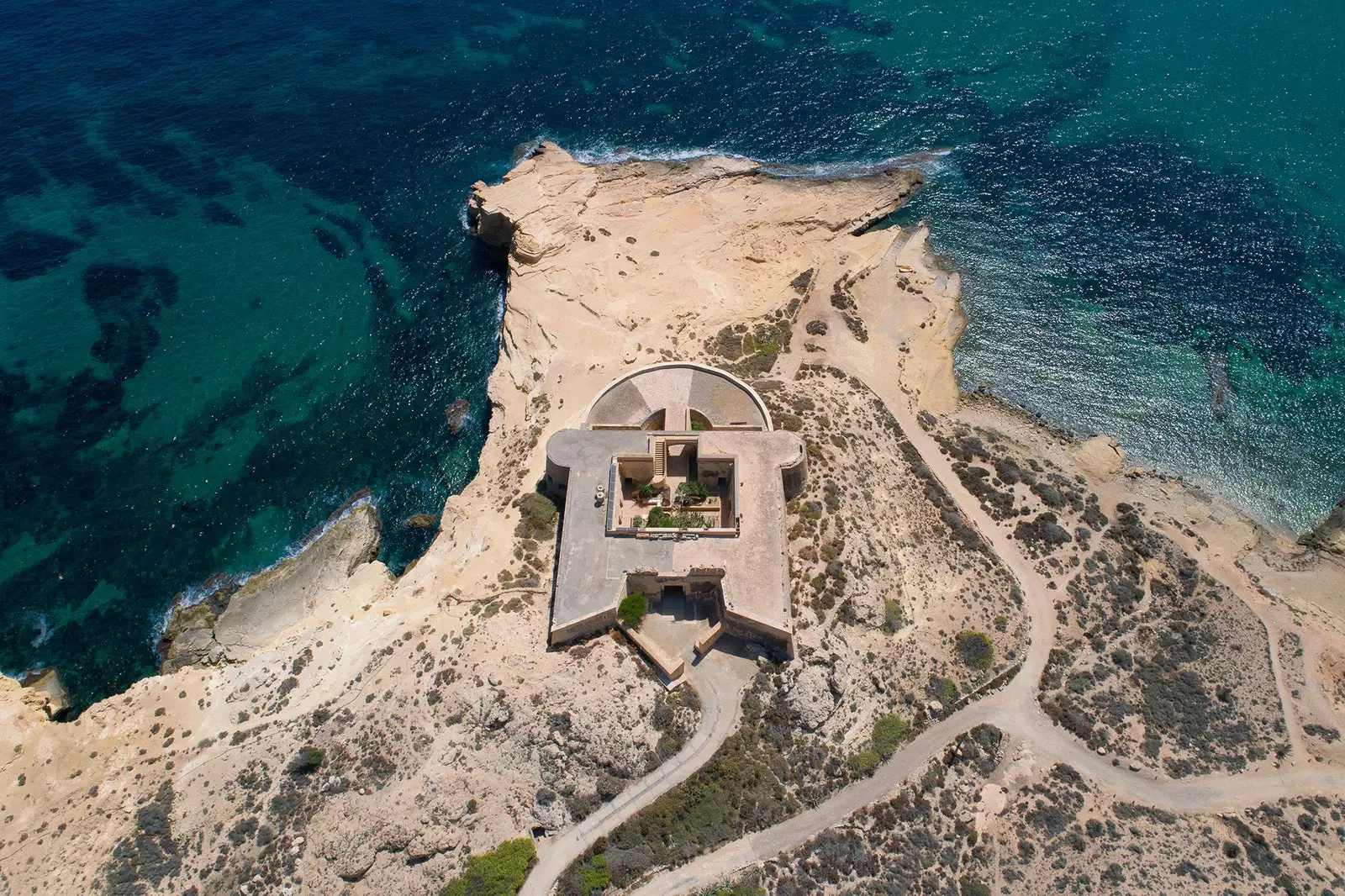 Grad San Ramón v El Playazo de Rodalquilar tri leta po tem, ko je bil naprodaj, še vedno išče kupca