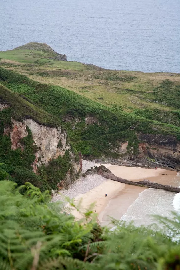 Spiaggia di Ballota dal Mirador de la Boriza