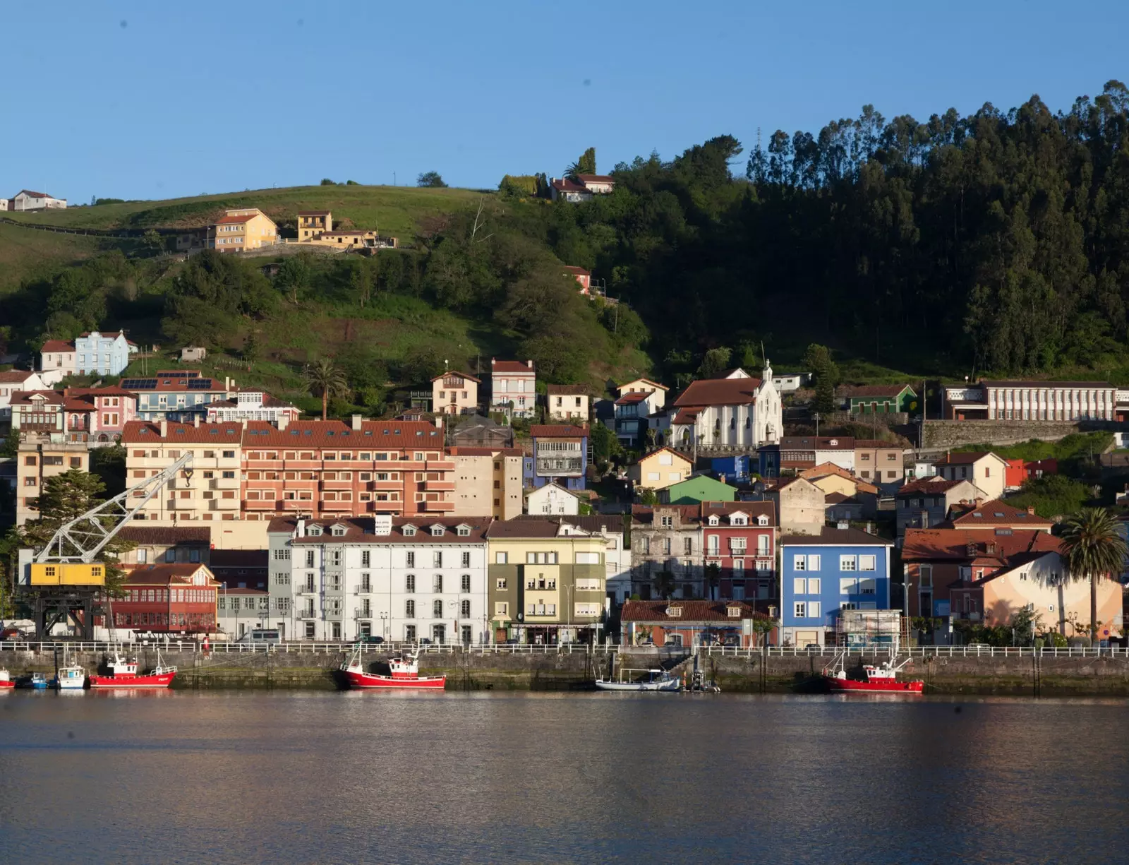 San Esteban de Pravia Asturiya balıqçılıq kəndindən daha çox.