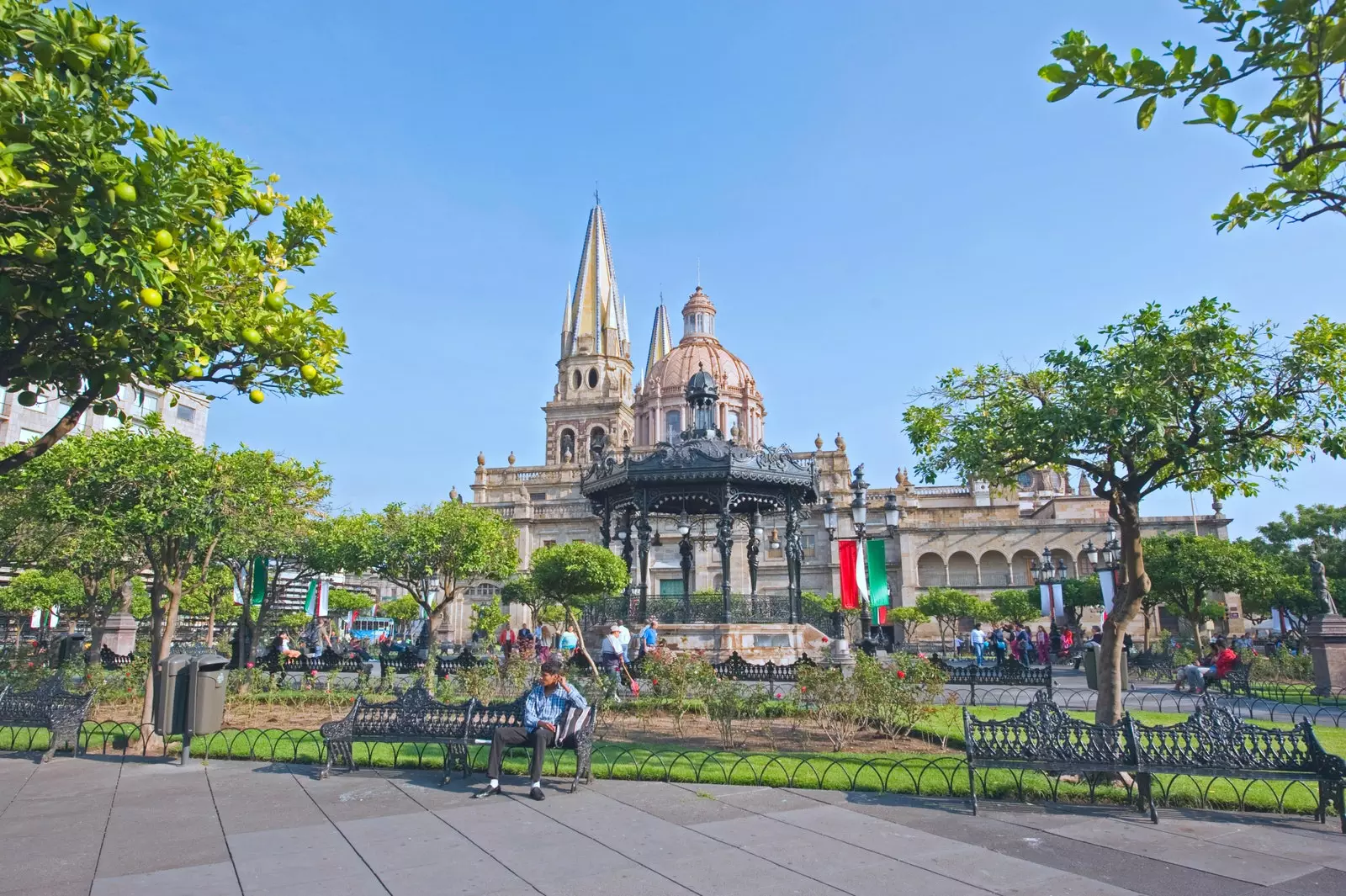 Guadalajara ở vùng đồng bằng Mexico trong một đầm phá