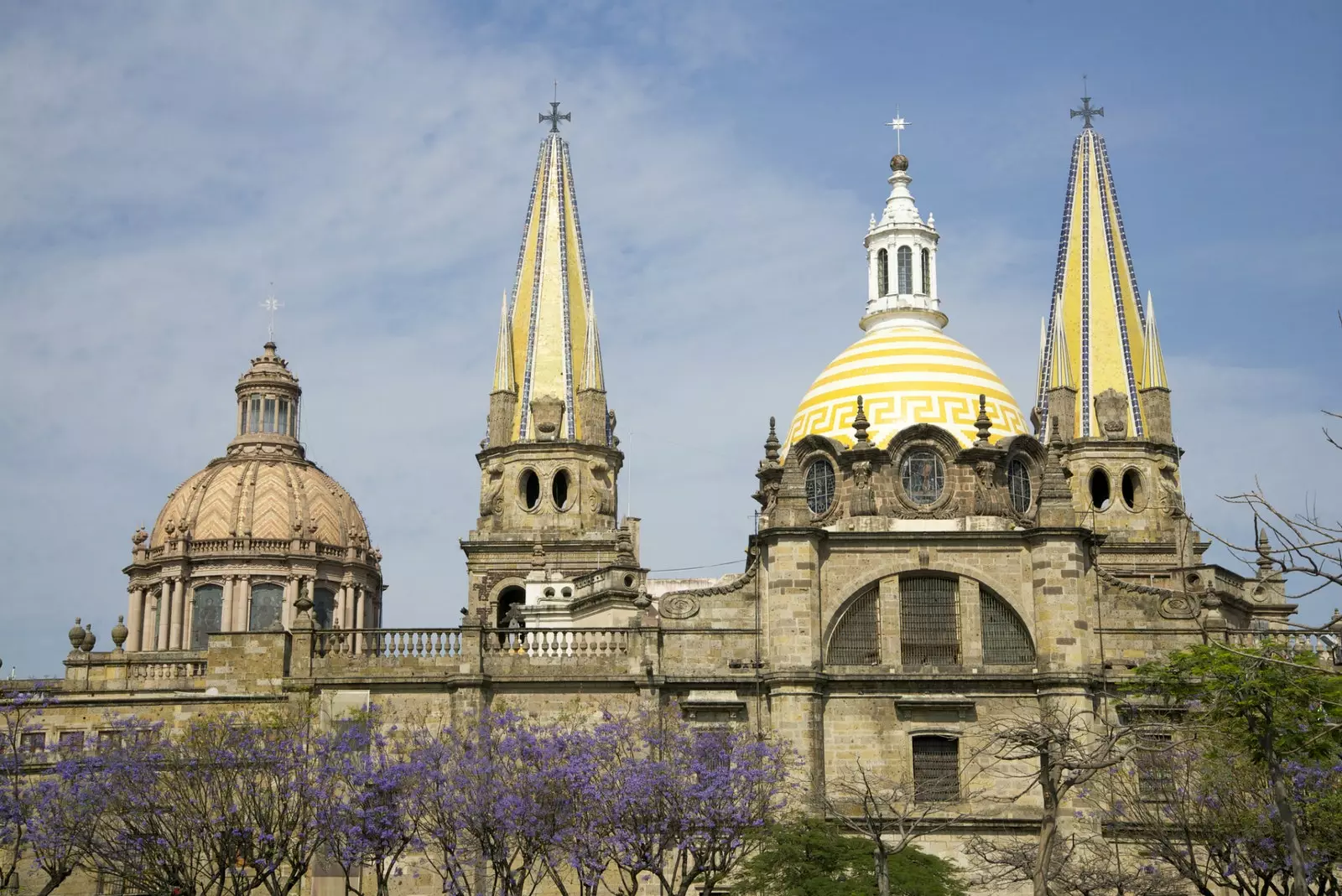 Katedral Guadalajara dengan menara dengan menara neo-Gotik adalah simbol kota.