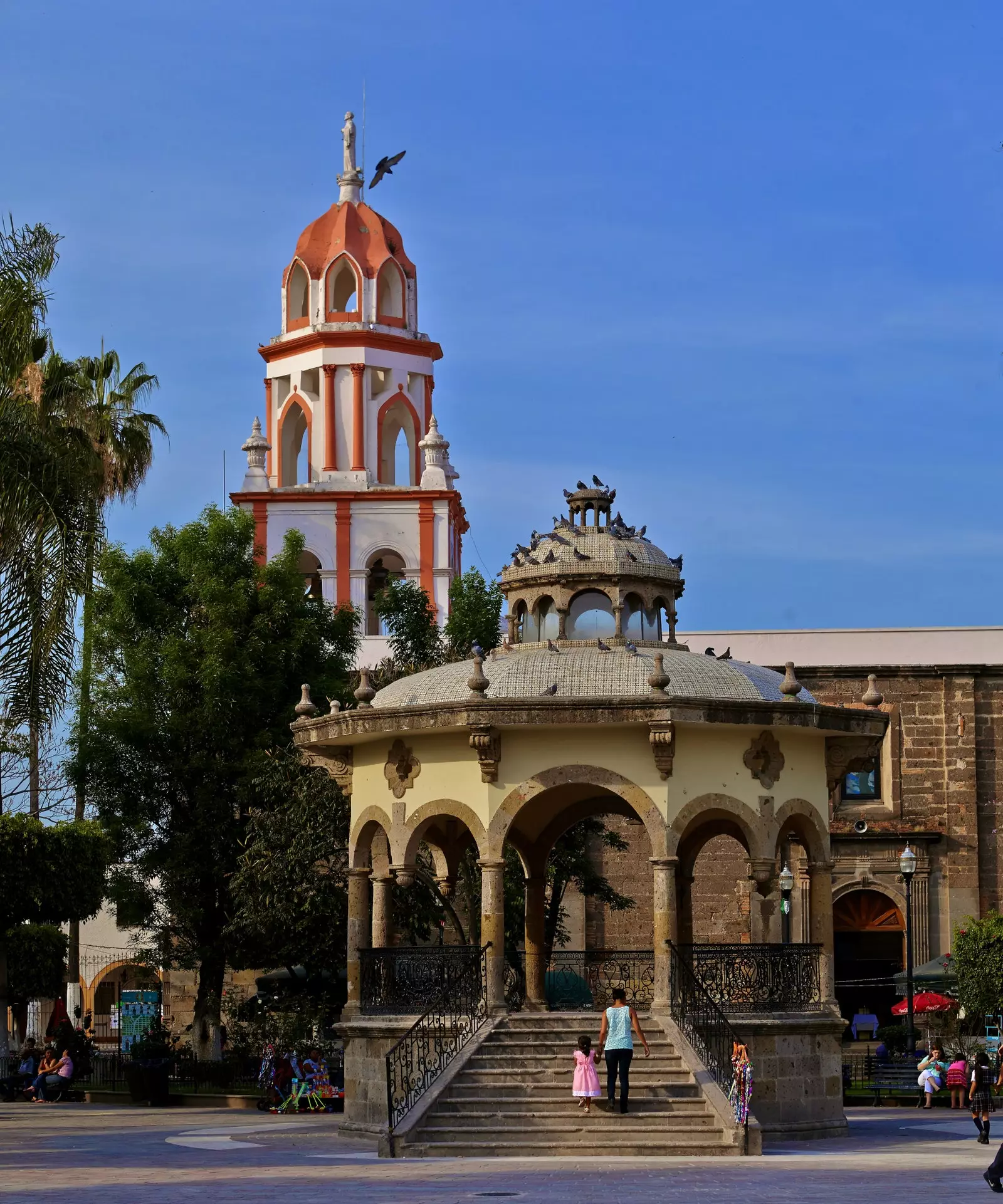 Kierch vu San Pedro an der idyllescher Tlaquepaque vill méi wéi eng magesch Stad.