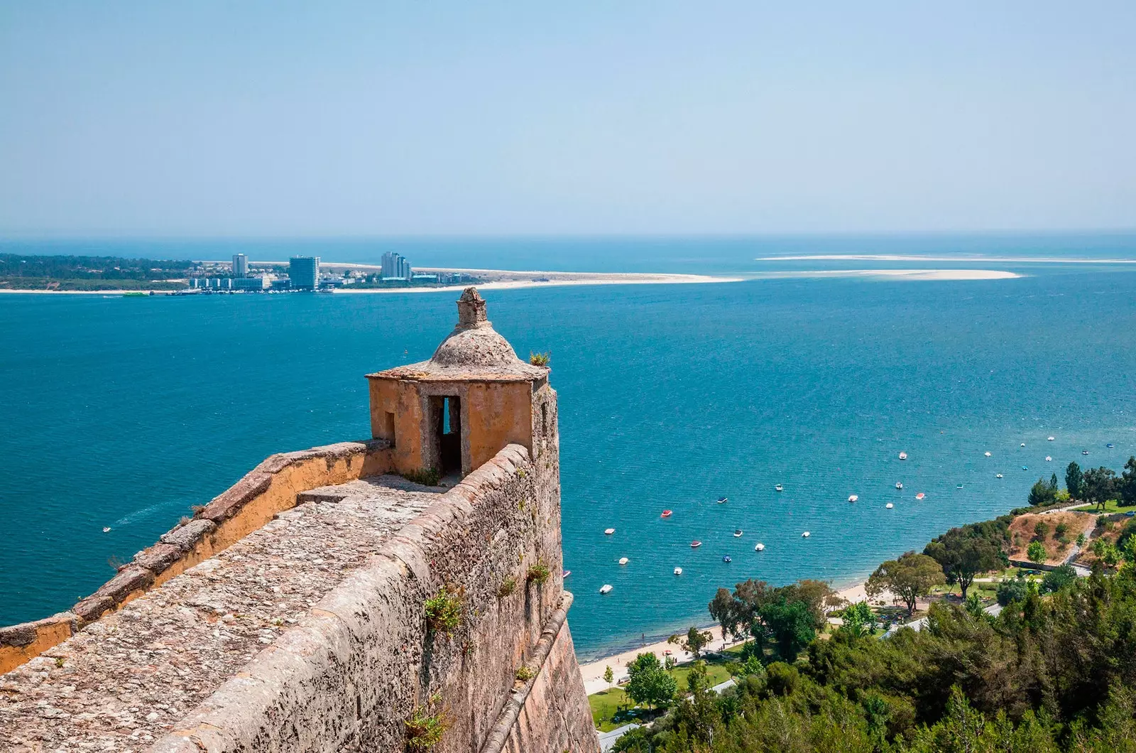 Tá na radharcanna is suntasaí i Setúbal ar fad ar an Castillo de San Felipe