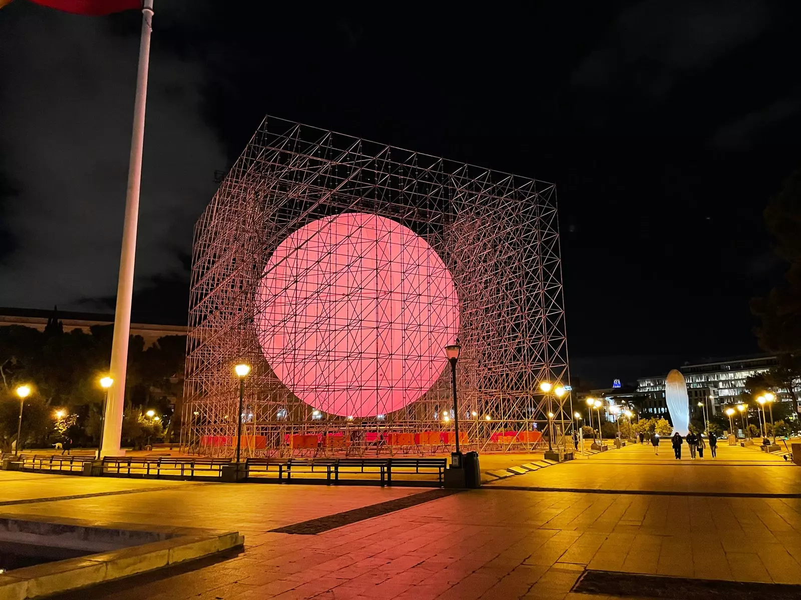 L'artista SpY installa una gigantesca sfera luminosa a Colón 11229_1