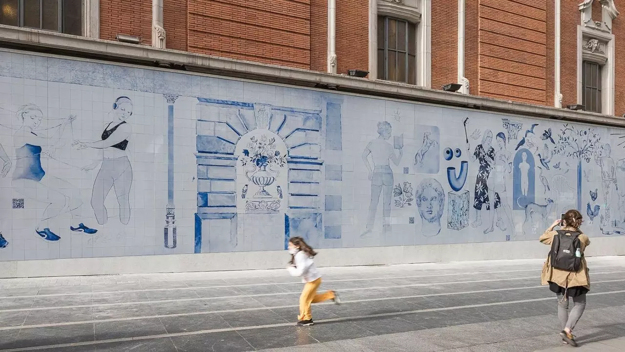 تغطي لوحة جدارية عملاقة من البلاط واجهة Palacio de la Música في مدريد