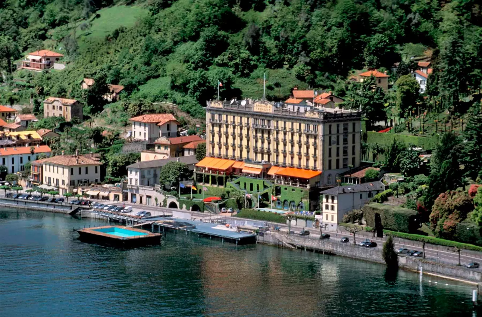 O Grand Hotel Tremezzo com sua piscina dentro do próprio lago