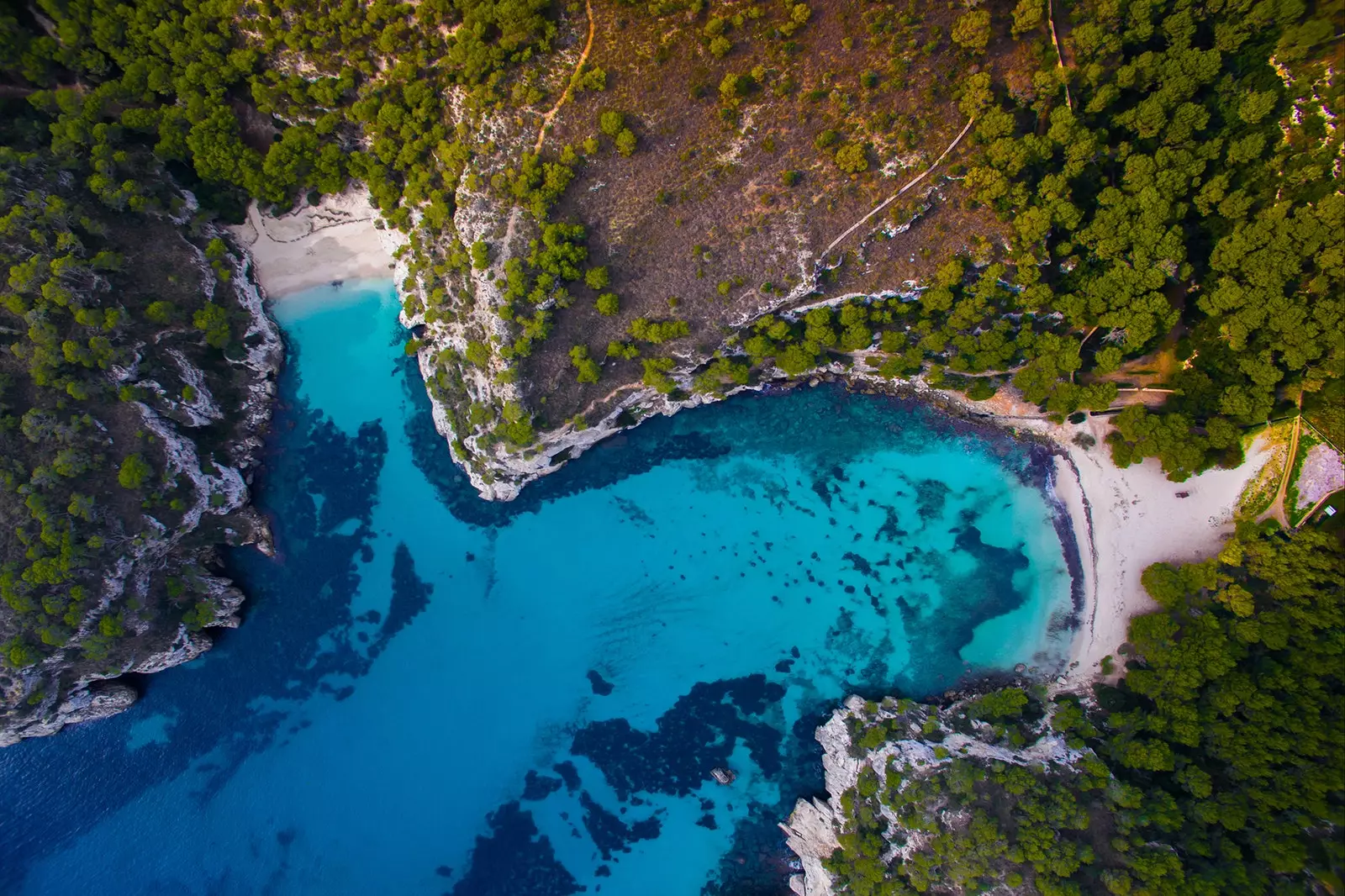 Вид з висоти пташиного польоту на Cala Macarelleta та Cala Macarella