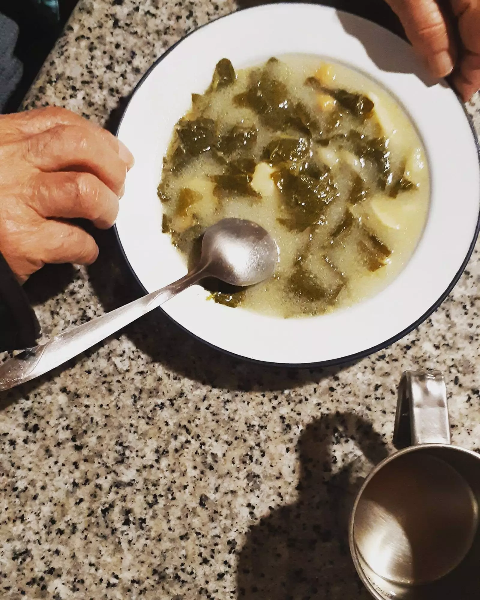 Hausgemachte Brühe mit Kohl im Hotel Piornedo