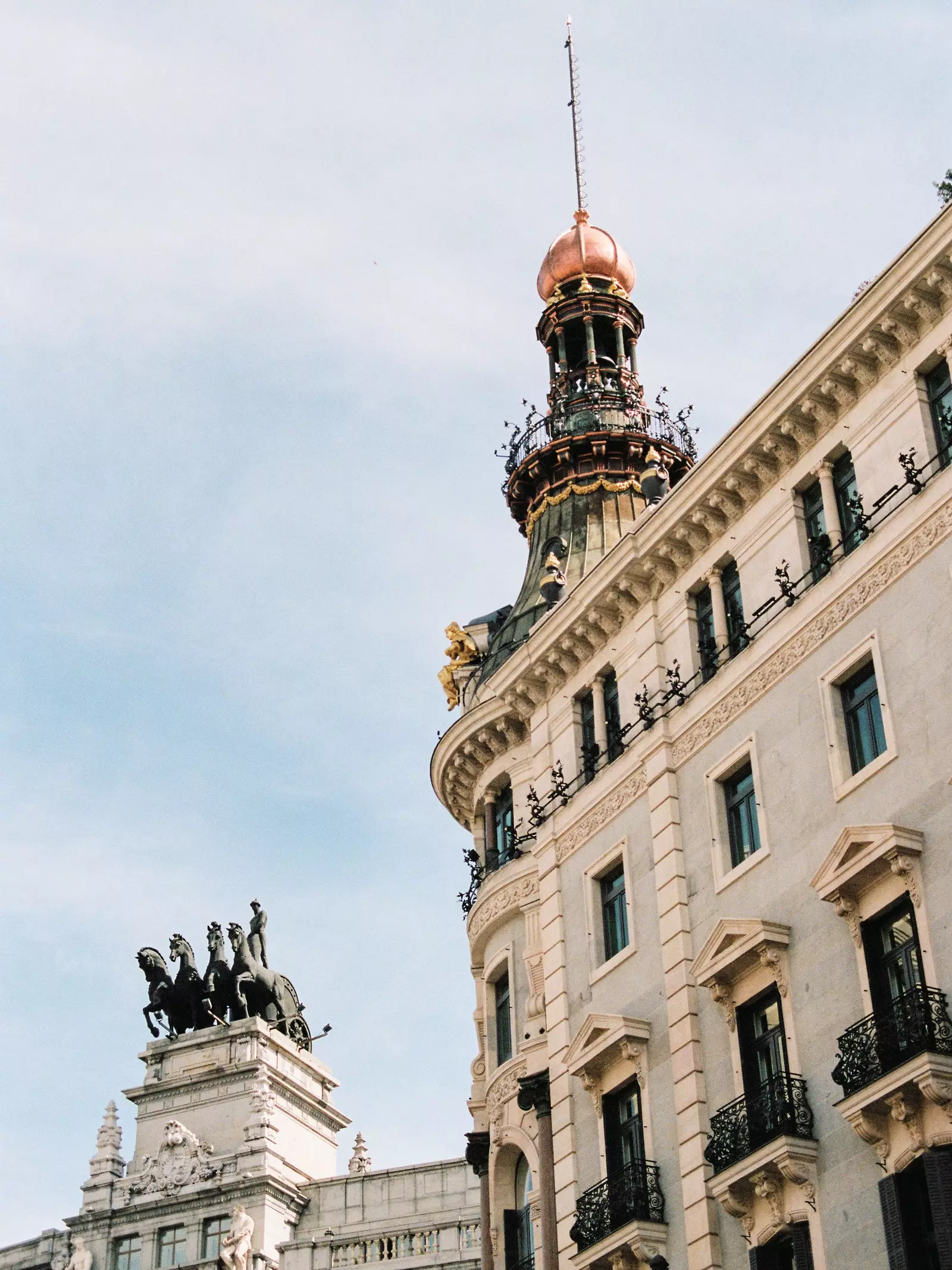 Eck vum Gebai dat de Four Seasons Madrid Hotel hält