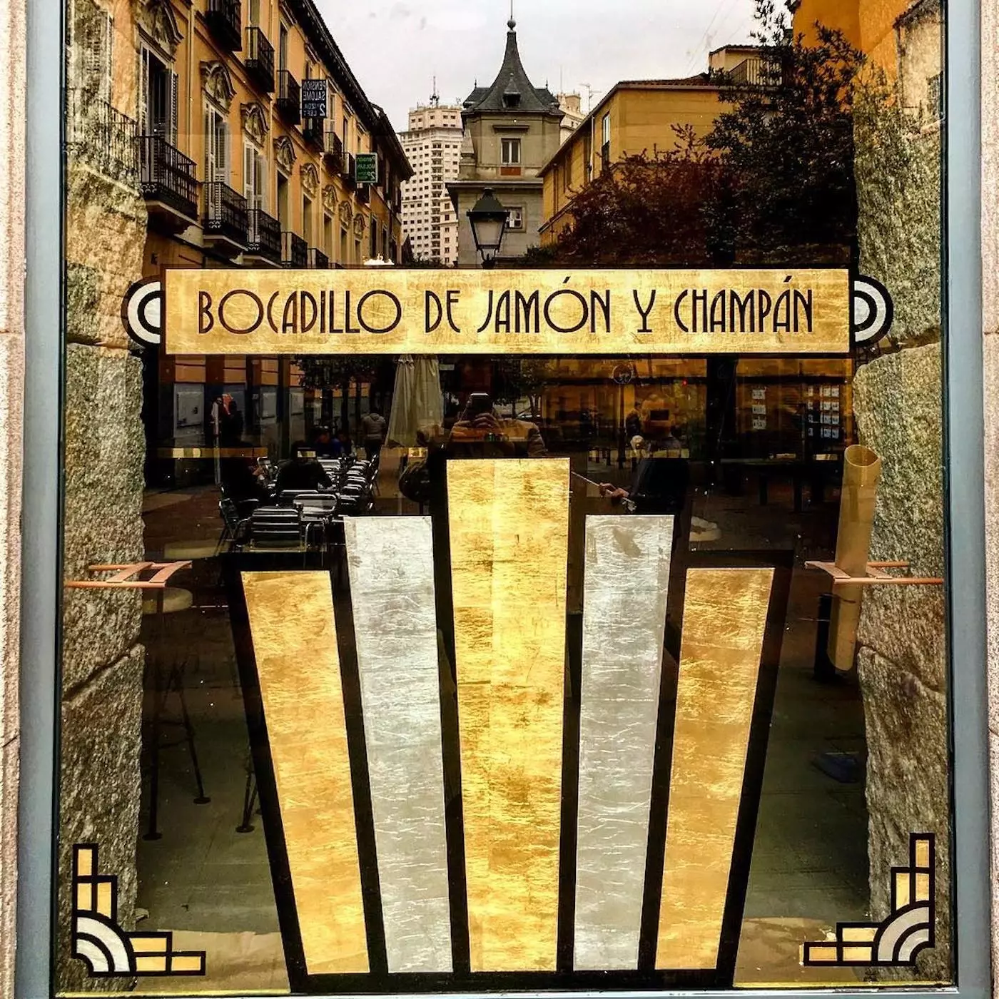 Een van de vitrines van Bocata de Jamón y Champn omgebouwd tot een art deco-façade door Freehand Lettering and Art.