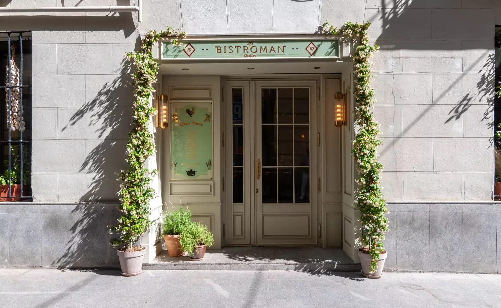 Labeling by Hand was in charge of giving Le Bistroman a French touch with this glass and 22-carat gold sign.