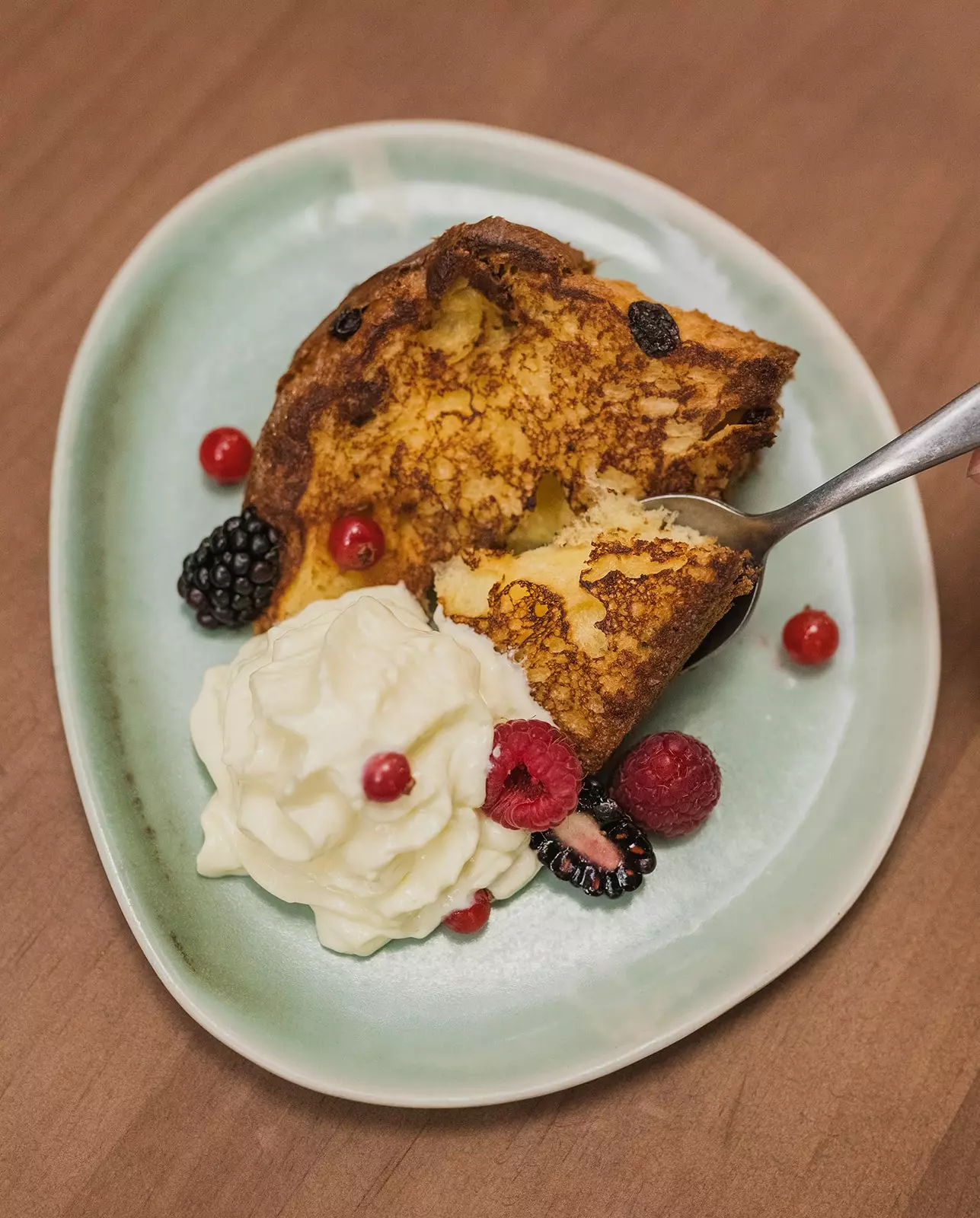 Karamelizovani panettone i šlag.