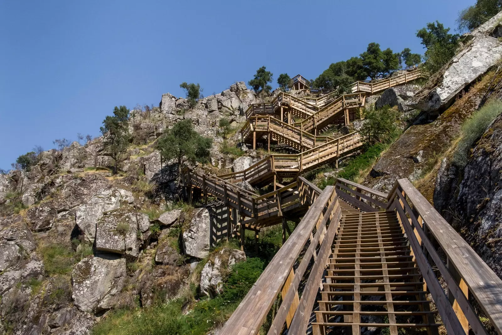 Unendliche Treppen durch brutal zerklüftete Landschaften in Paiva