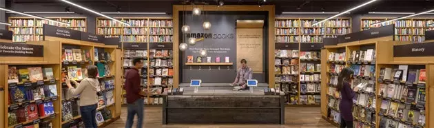 15 orang bekerja di Amazon Books