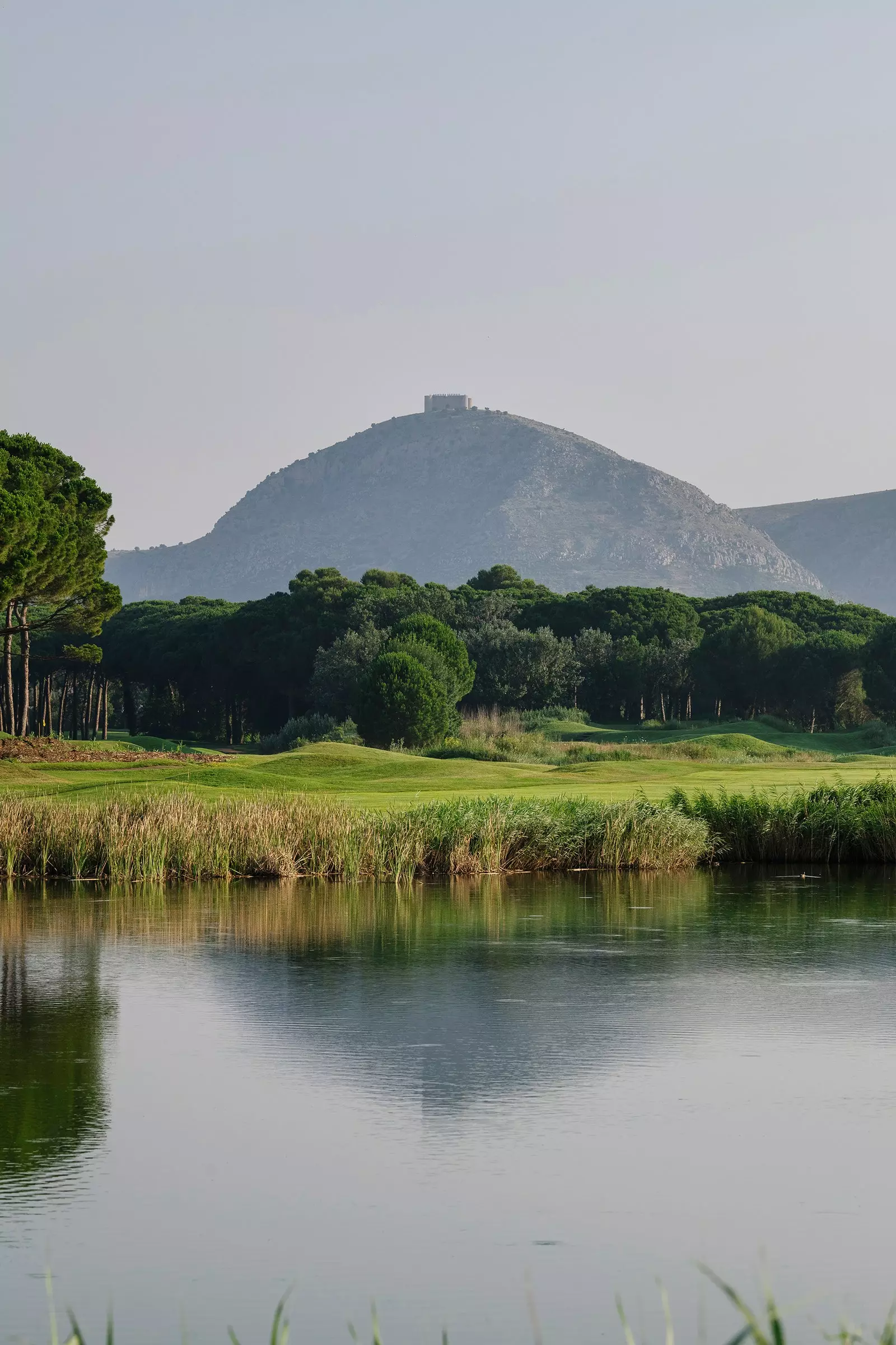 De golfbanen zijn geïnspireerd op die van Schotland.