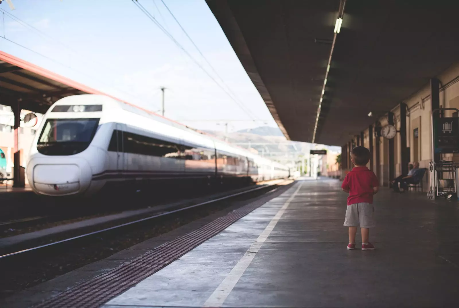 Spanje trein met kind op de voorgrond