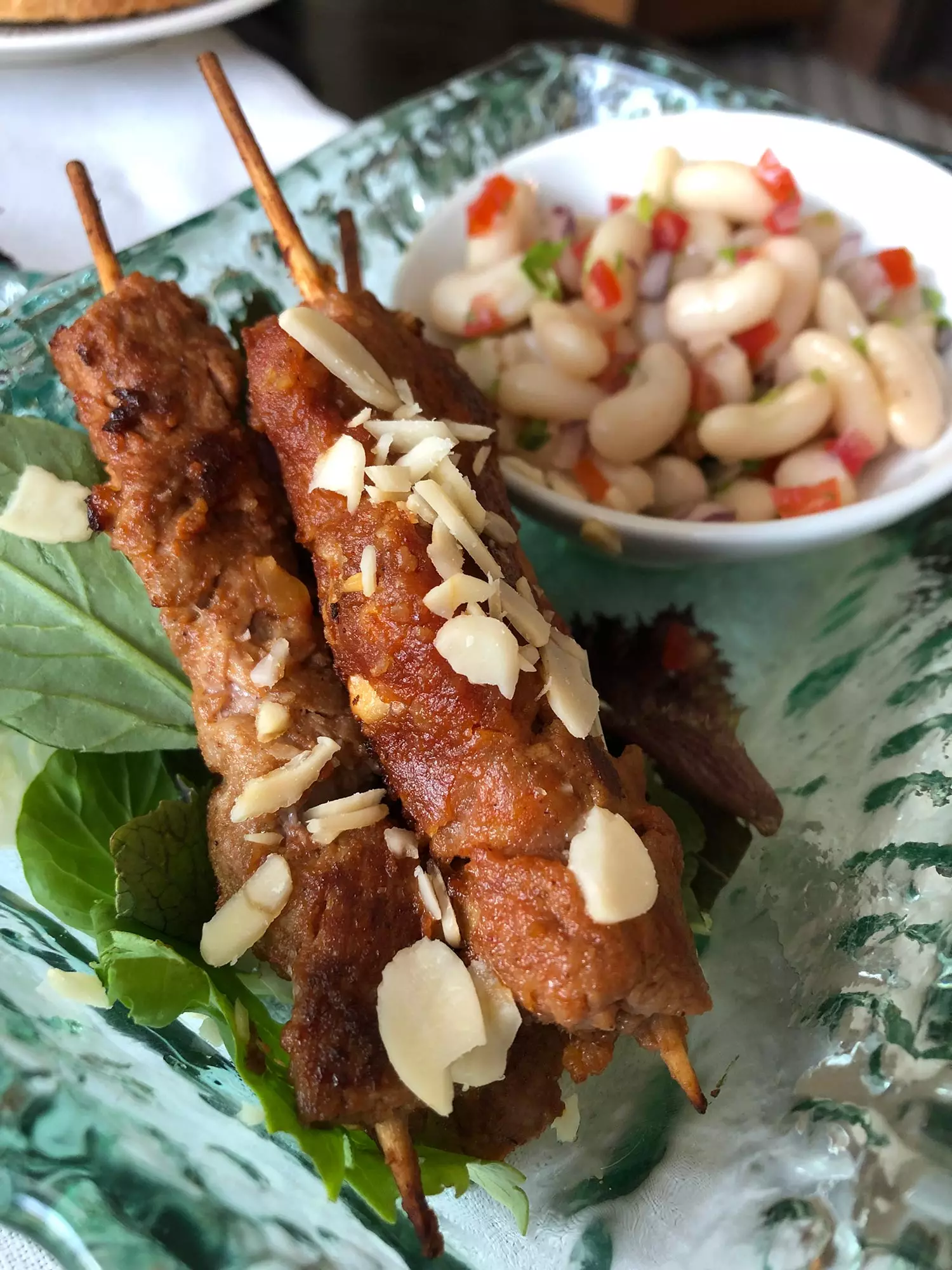 Skewers feola marinated le sailéad Bean