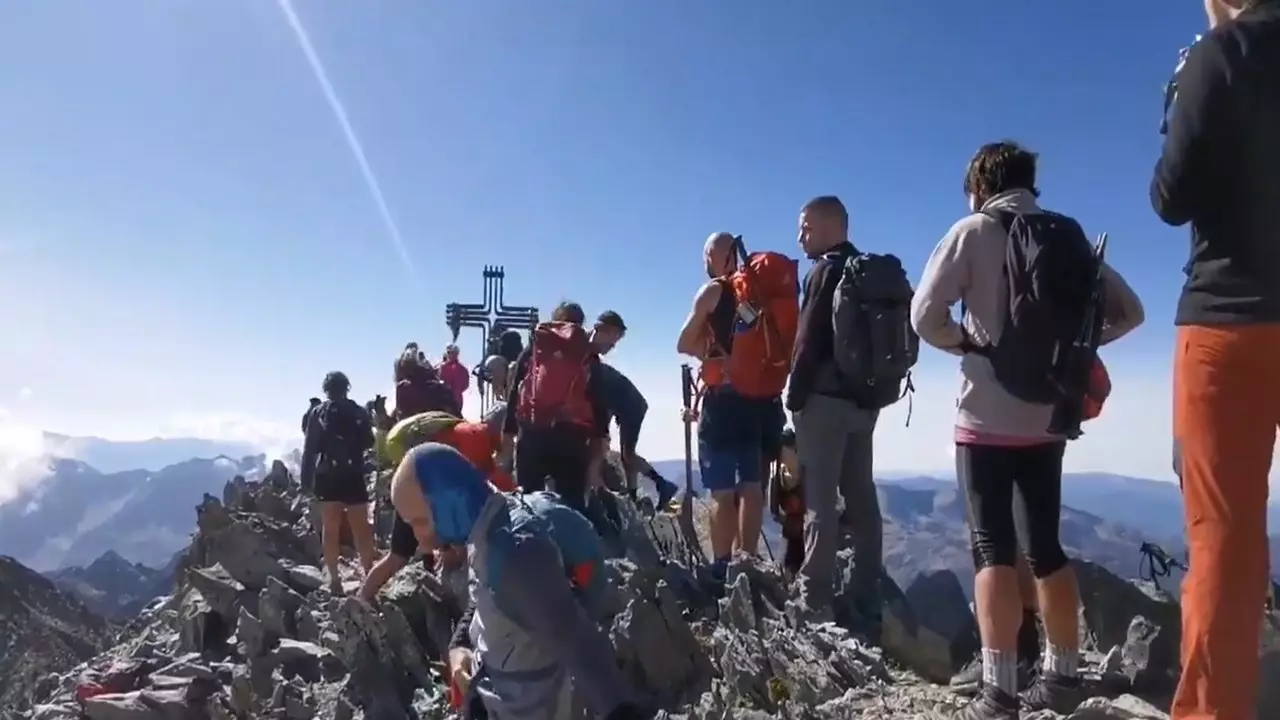 Die Hohen Pyrenäen brechen mit Menschenmassen zusammen, um den Berg Pica d'Estats zu krönen