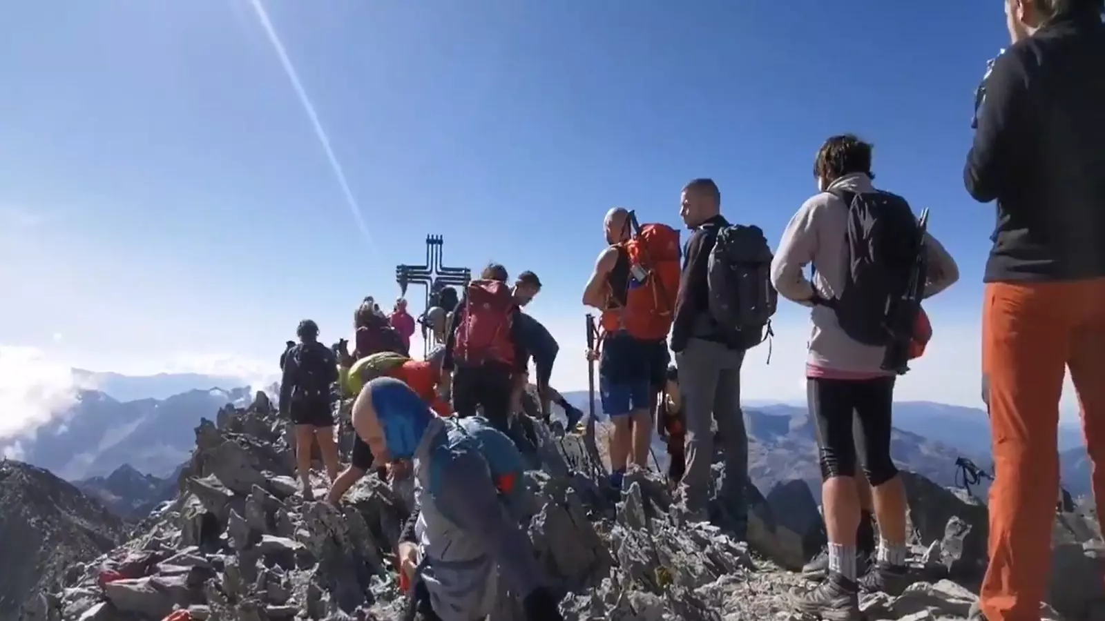 Een eindeloze rij om de Pica d'Estats in de Hoge Pyreneeën te bekronen.