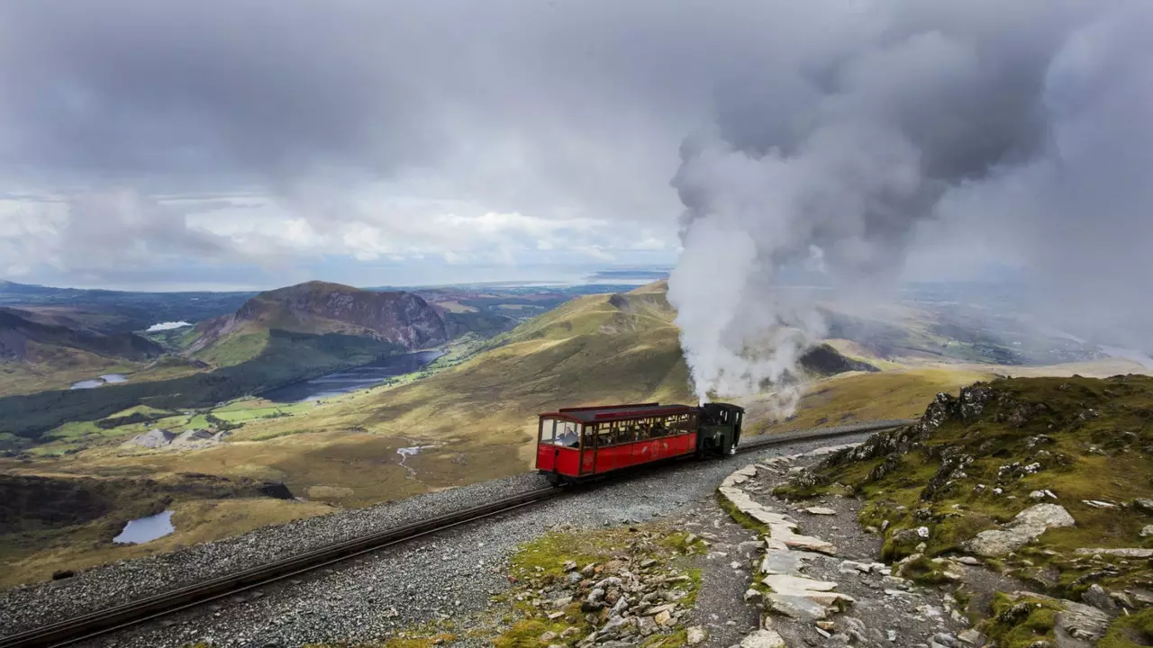 Bu, Uelsdəki Snowdonia Milli Parkından keçən ən mənzərəli qatar səfəridir