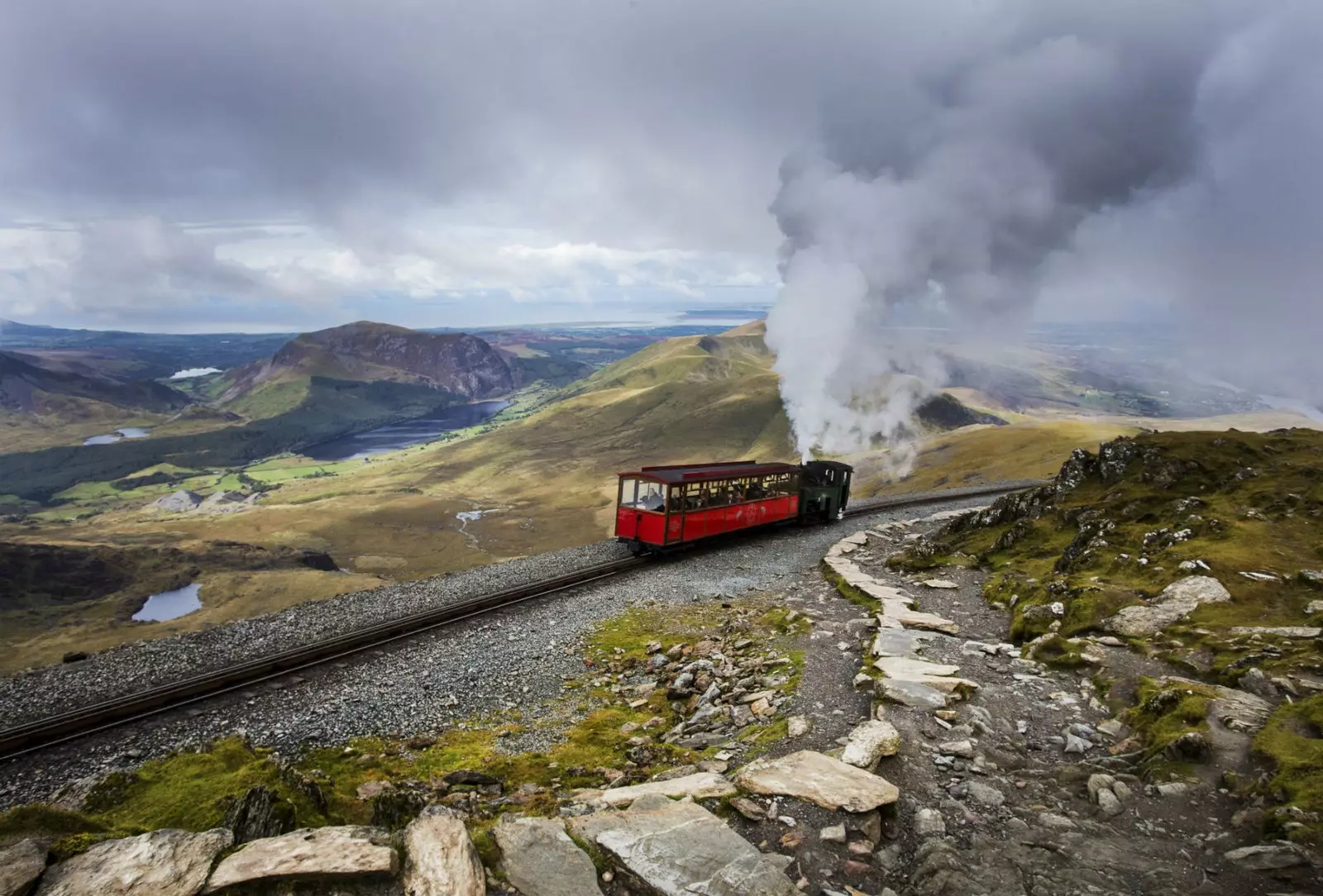 De trein die je naar de hoogste top van Wales brengt.