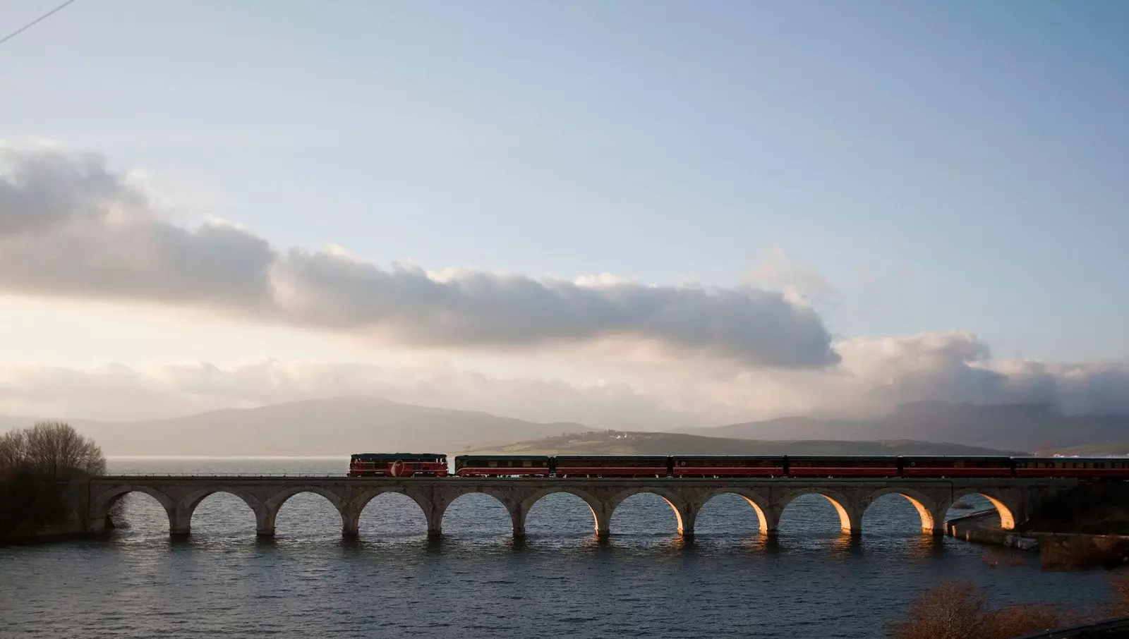 La robla treno che passa attraverso un ponte nel mare