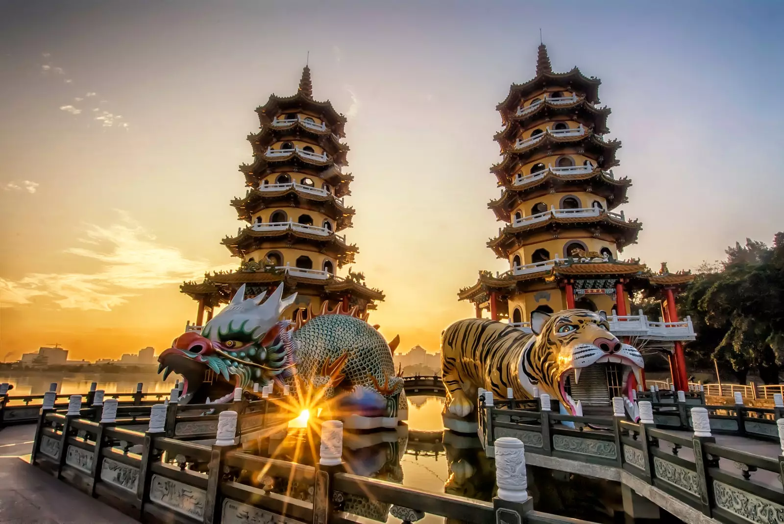 Pagoda Harimau dan Naga di Kaohsiung