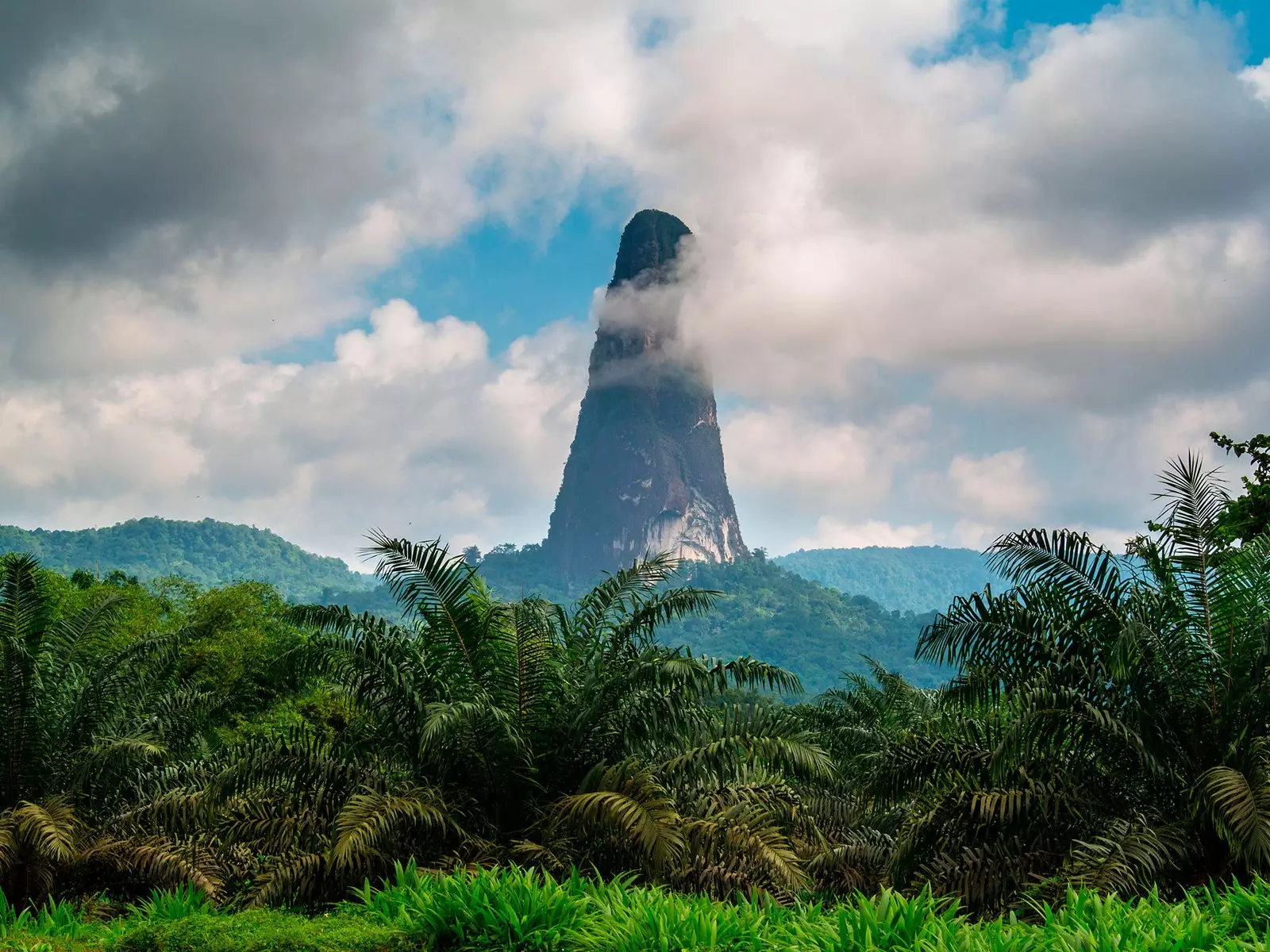 Sao Tom Peak huko Santo Tom na Principe