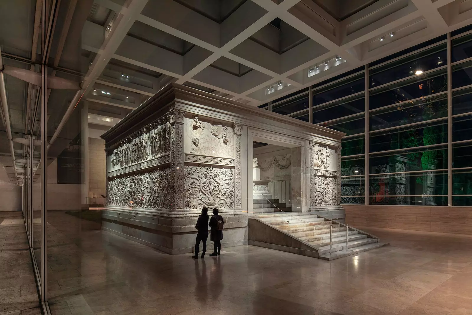 די Ara Pacis דענקמאָל פון אויגוסט שיינט מיט באנייט ליכט