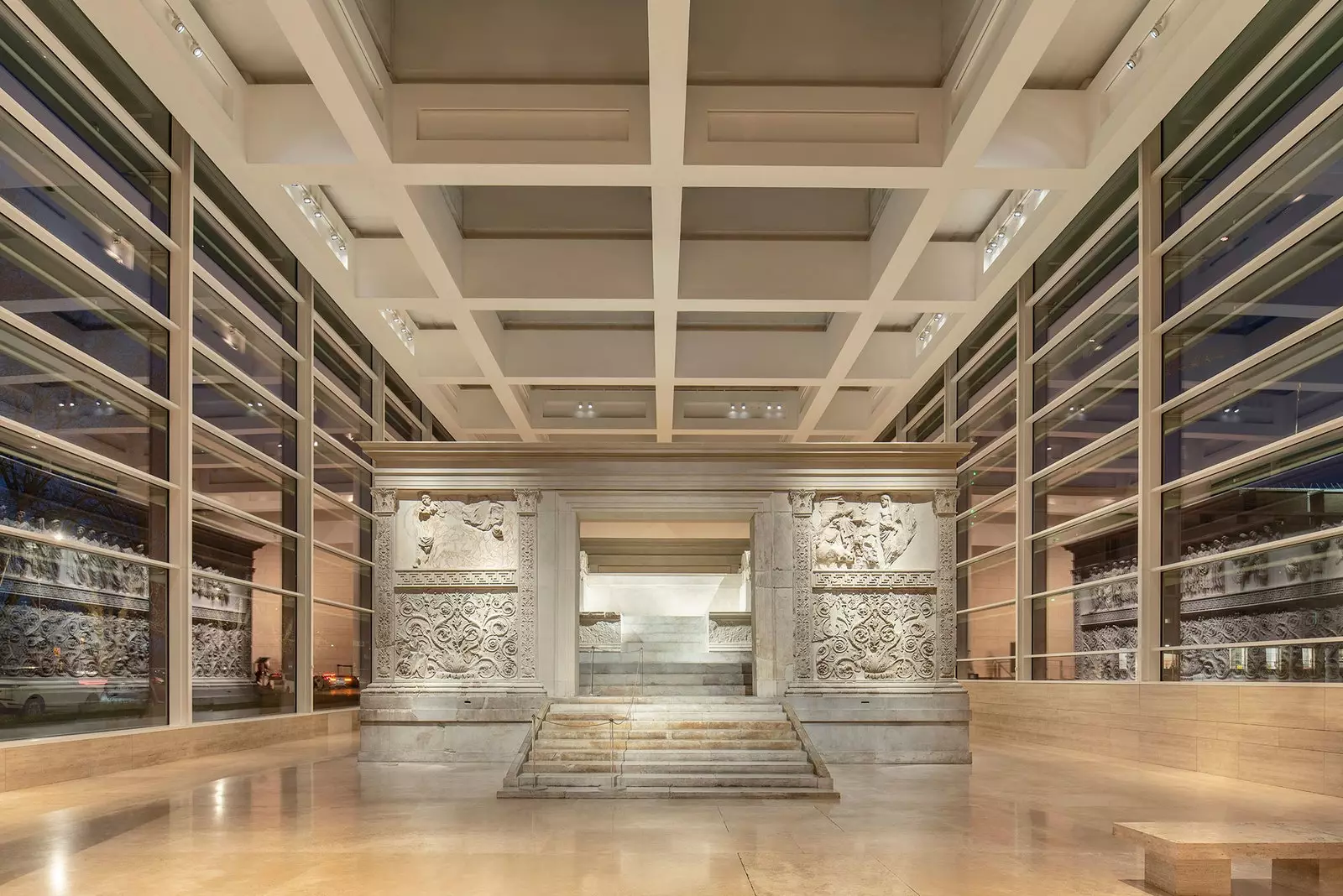 Ara Pacis-monumentet til Augustus skinner med fornyet lys