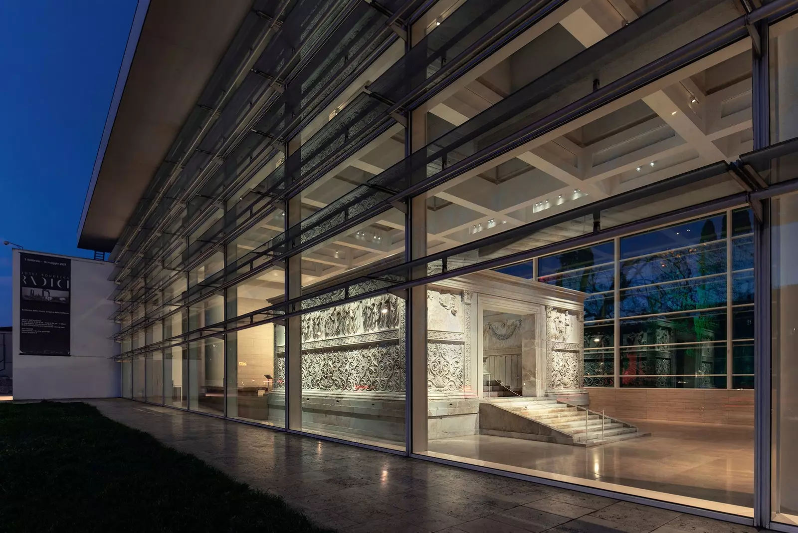 Monumen Ara Pacis Augustus bersinar dengan cahaya yang diperbaharui