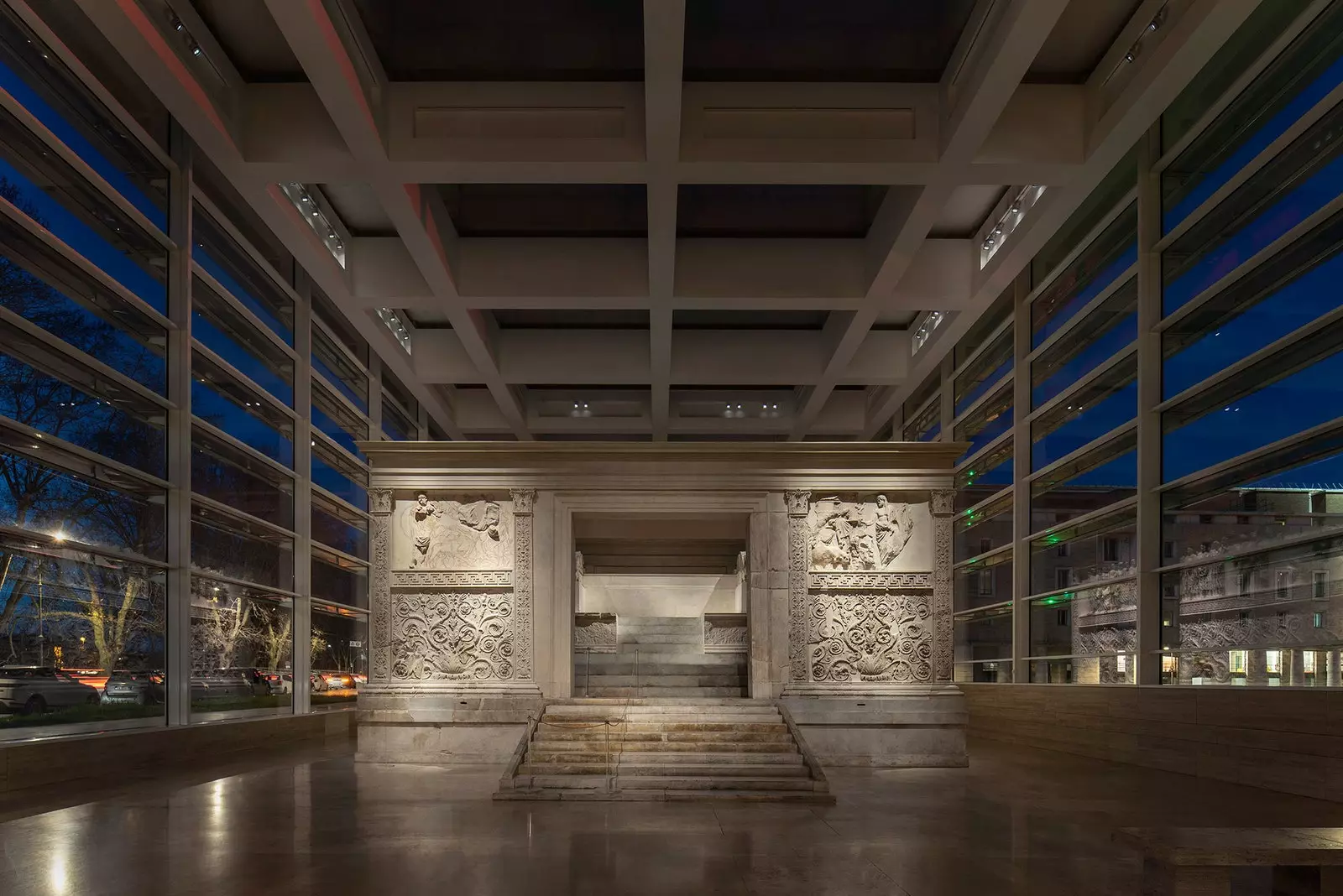 Avgustning Ara Pacis yodgorligi yangilangan nur bilan porlaydi