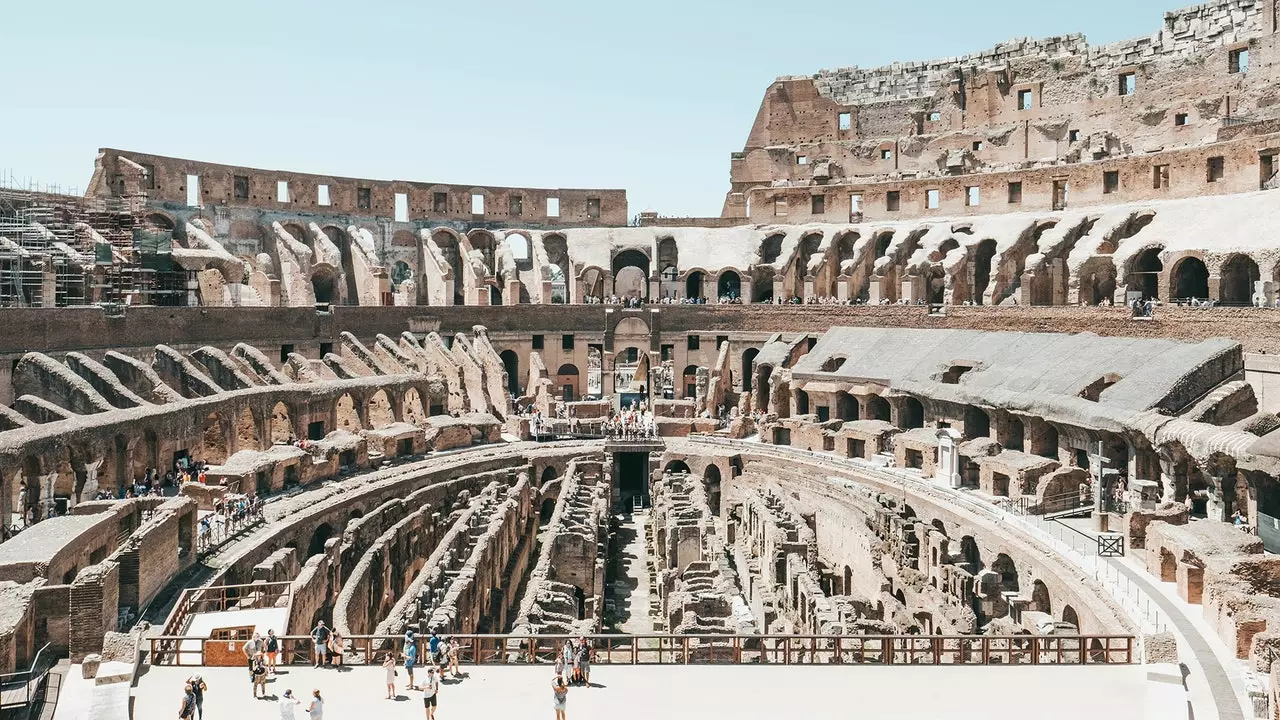 Arís eile beidh réimse (soghluaiste) ag an Colosseum agus beidh sé ina óstach ar sheónna a bhuíochas d’urlár intarraingthe