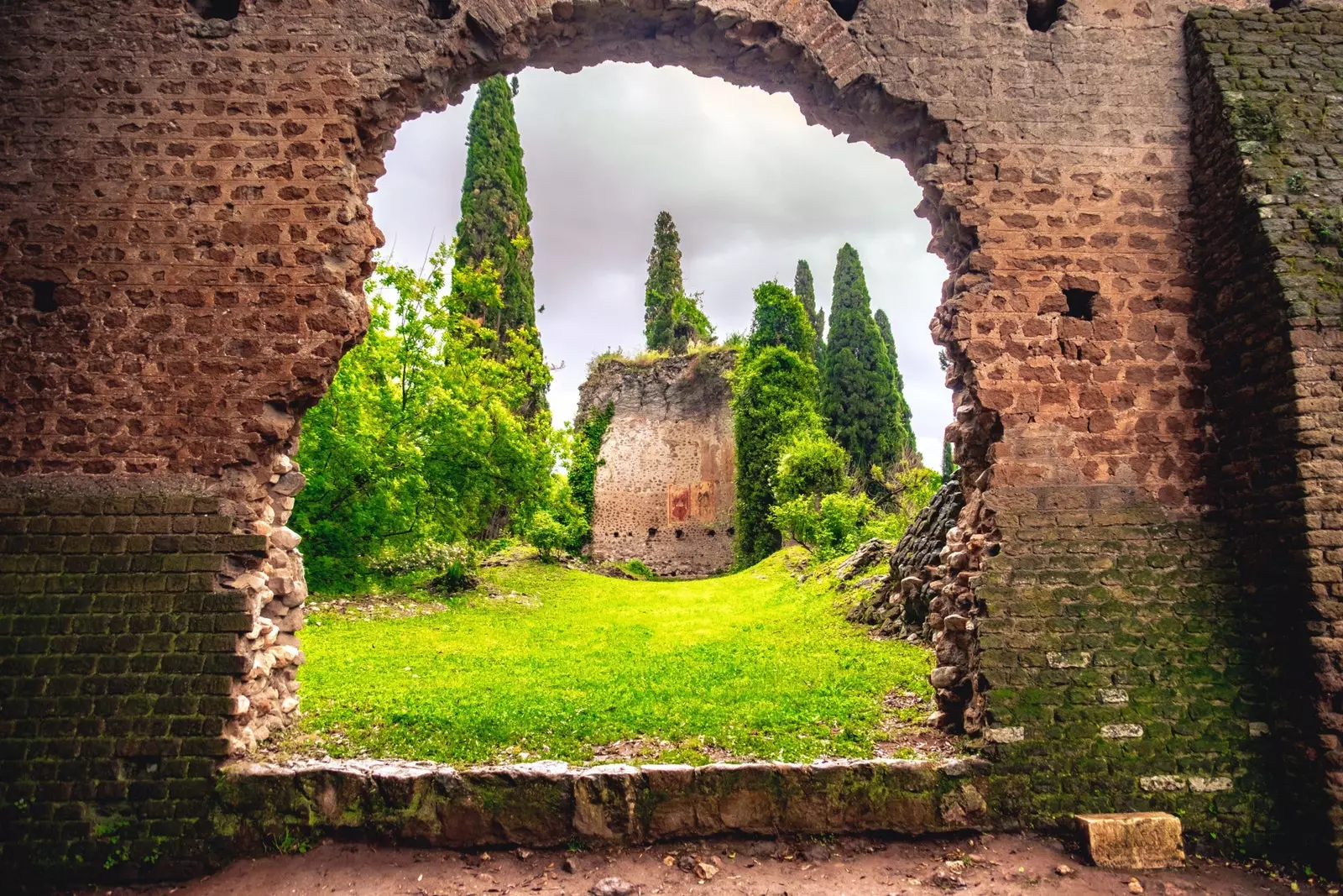 Ninfa Bahçesi'ndeki bir kilisenin kalıntıları.