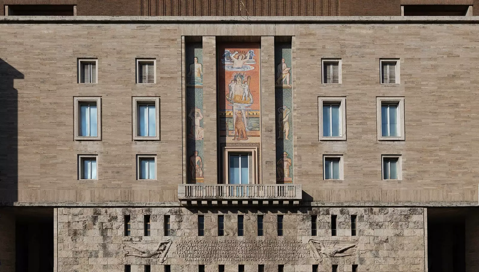 Derrière cette façade rationaliste des années 1940 sur la Piazza Augusto Imperatore se dresse le nouvel hôtel Bvlgari à Rome