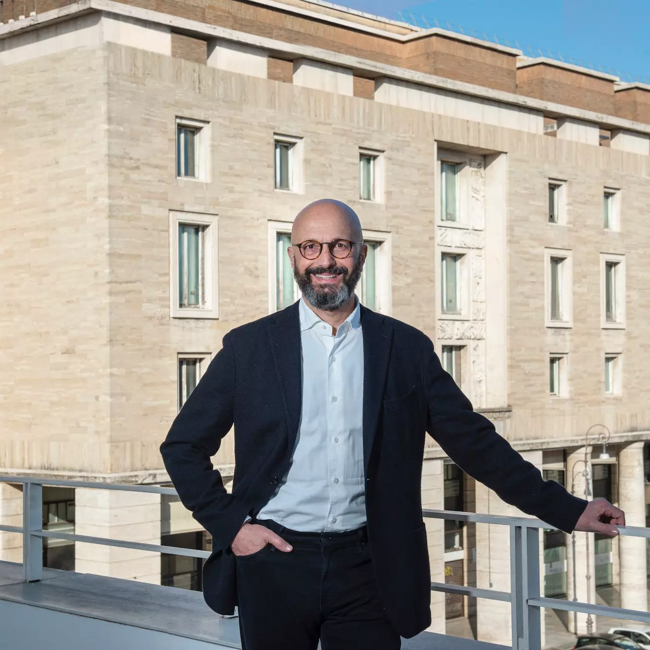 Silvio Ursini Executive Vice President von Bvlgari vor der Fassade des neuen Hotels in Rom