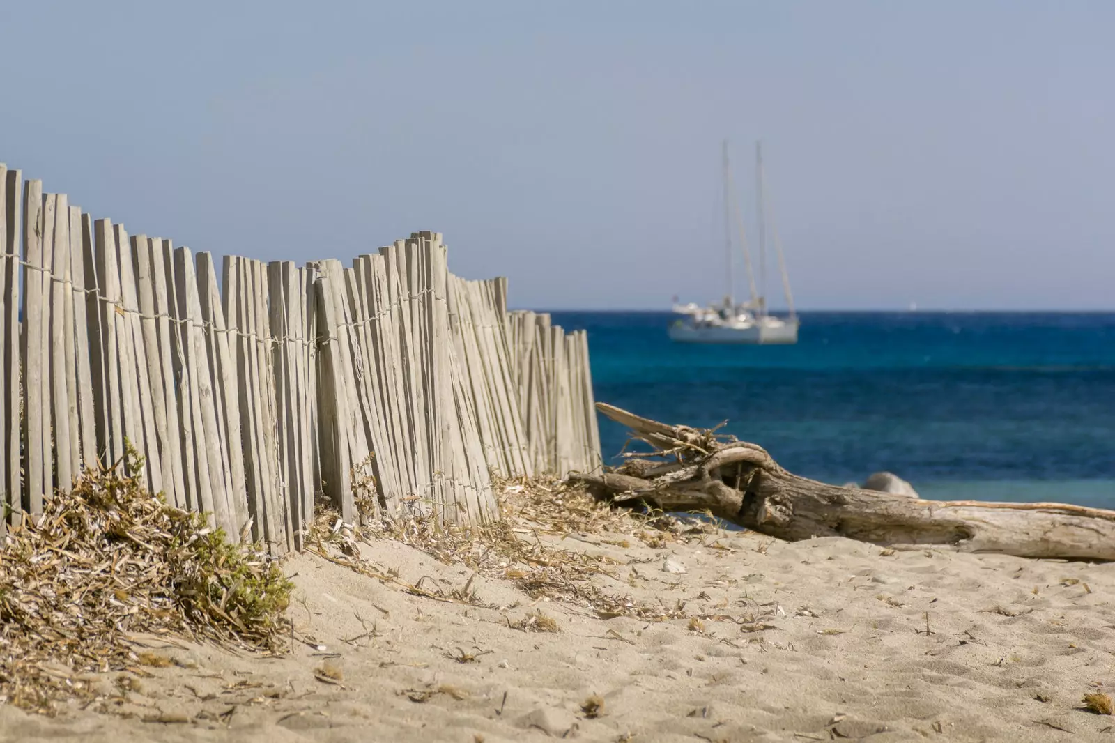 Dir musst d'Stad verloossen fir de feine Sand vun der Pampelonne Plage z'erreechen.