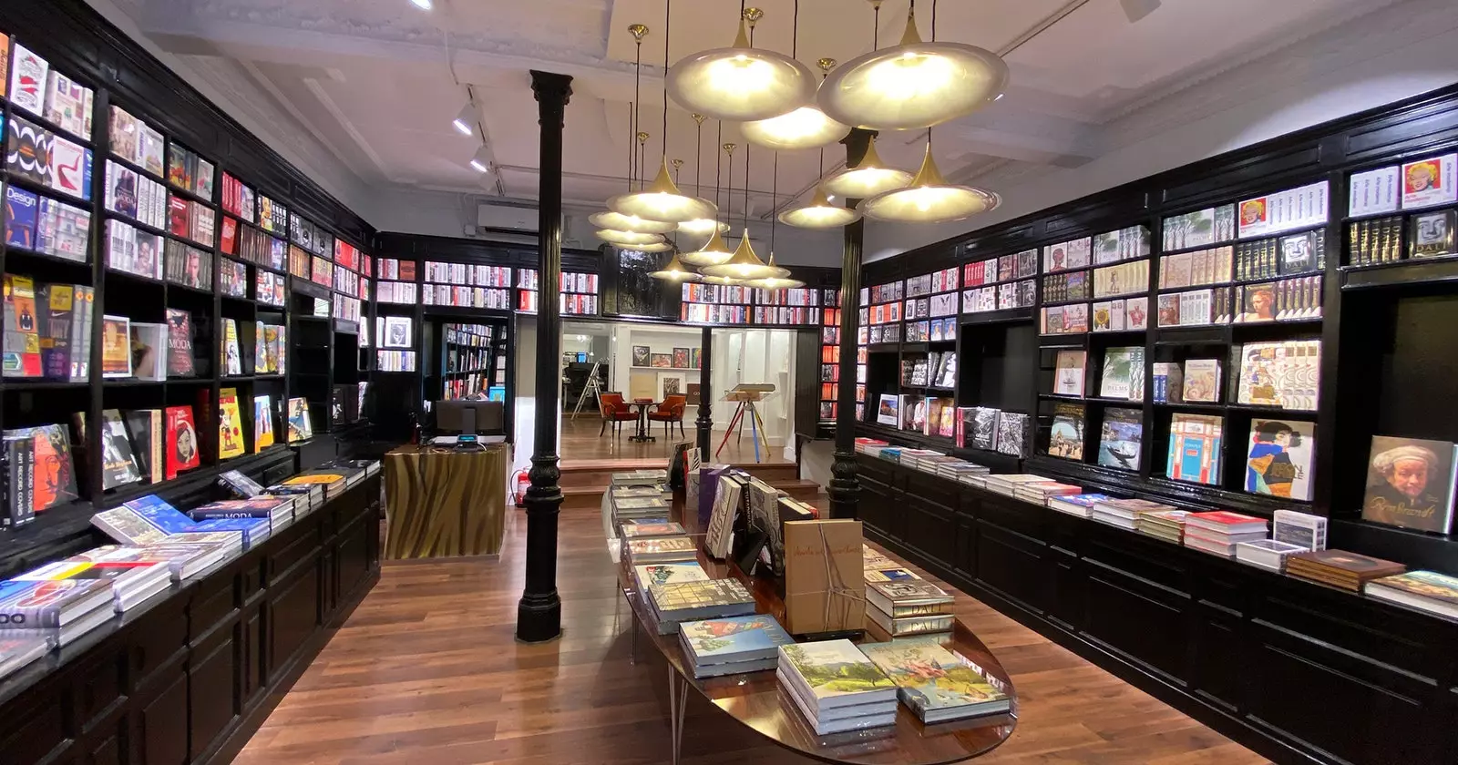 Nội thất cửa hàng Taschen Madrid