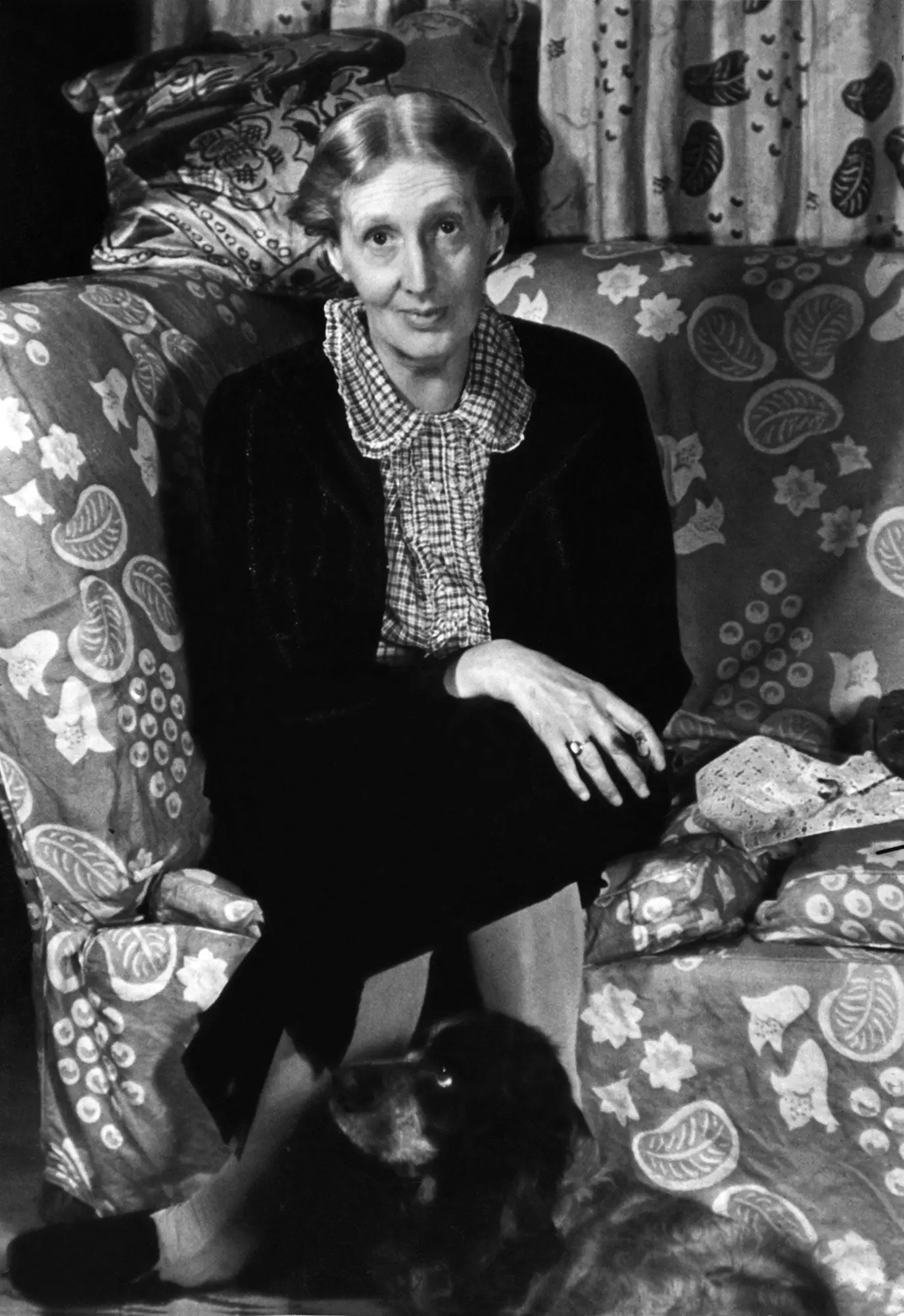 Portráid de Virginia Woolf lena Cocker Spaniel Pinka ag a cosa Londain 1939.